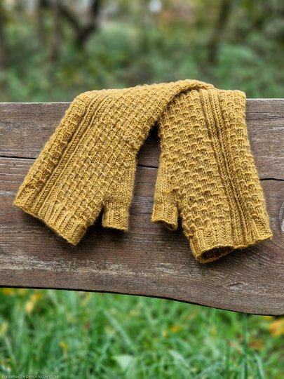 Plan B Strickanleitung für kuschelig warme Stulpen.