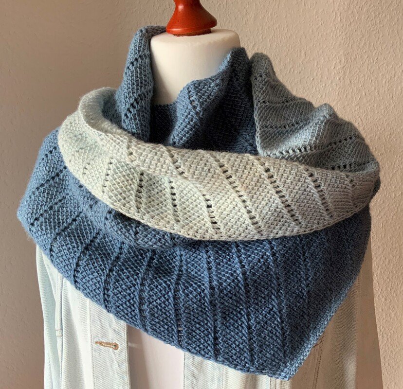 Tunesisch gehäkelter Loop-Schal mit Rippen- und Lochmuster in Blau und Hellgrau auf Schneiderpuppe