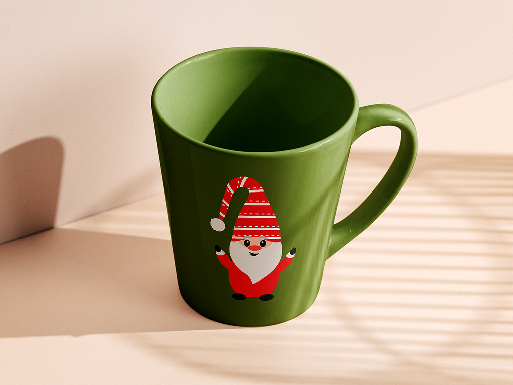 Grüne Tasse mit aufgebrachtem Wichtel-Motiv in Rot und Weiß