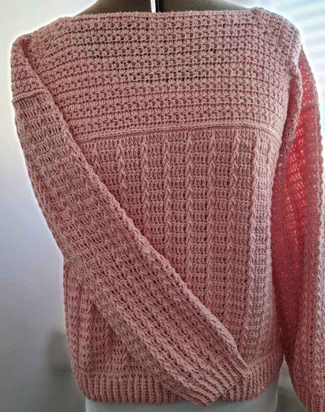 Rosafarbener gehäkelter Damenpullover mit breitem Halsausschnitt und strukturierter Maschenarbeit