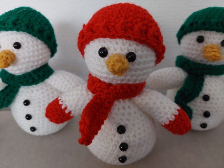 Häkelanleitung kleiner süßer Schneemann ca. 15 cm.