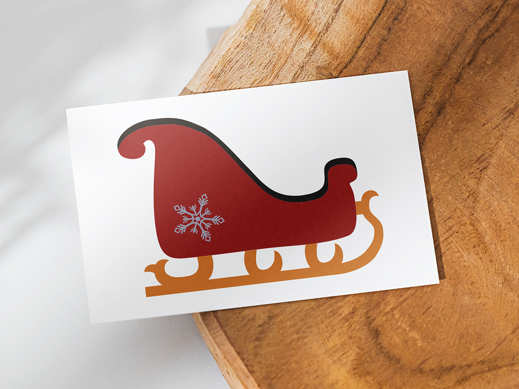 Roter stilisierter Weihnachtsschlitten mit Schneeflocke auf weißer Karte auf Holzuntergrund