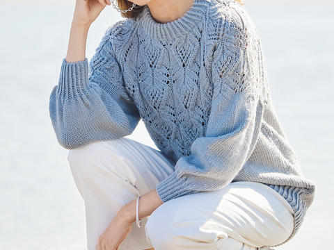 Hellgrauer Raglanpulli mit Ajourmusterpasse