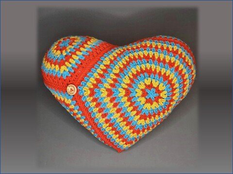 Häkelanleitung für ein Herz-Kissen mit Granny-Squares Größe S