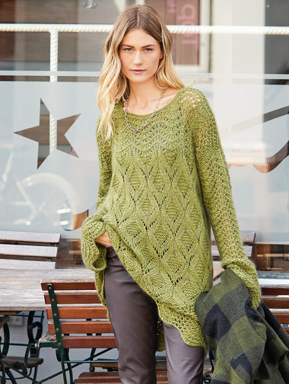 Langer Pullover mit Pfauenmuster und Ajourmusterrauten in Oliv