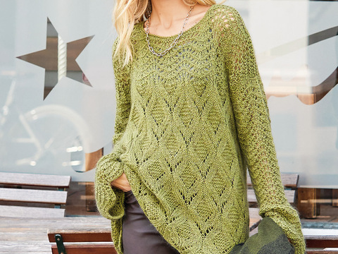 Langer Pullover mit Pfauenmuster und Ajourmusterrauten in Oliv