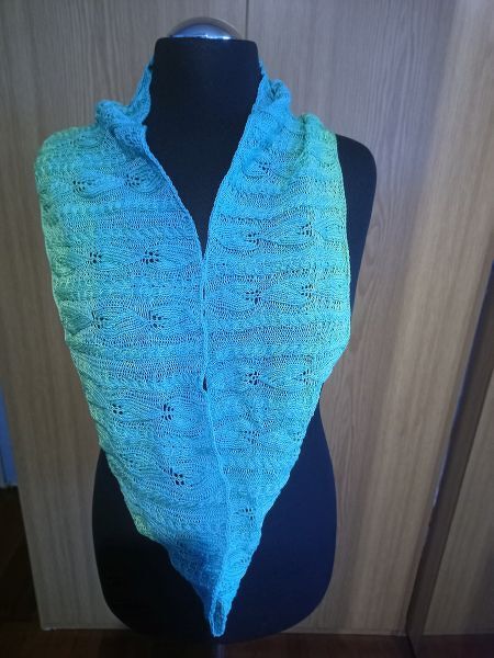 Türkis-grüner gestrickter Dreiecksschal mit Ajourmuster auf schwarzer Schneiderpuppe