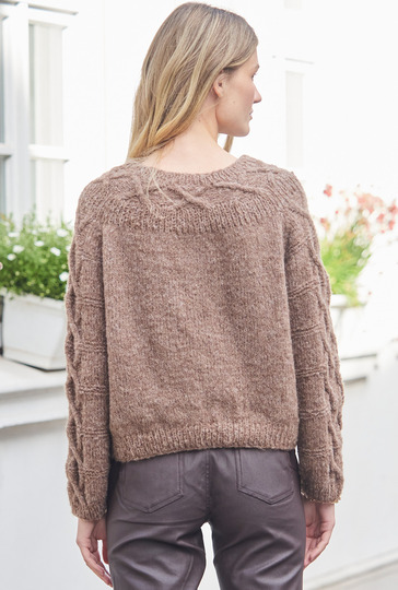 Brauner Pulli mit Zopfmuster und Rundpasse