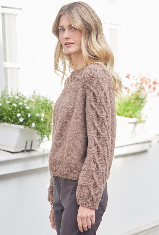 Brauner Pulli mit Zopfmuster und Rundpasse - Bild 5