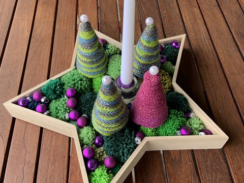 Sternentablett mit Weihnachtsdekoration