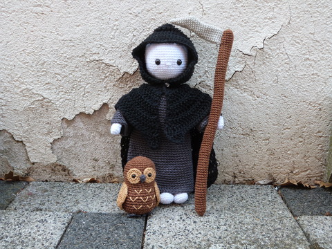 Crochet Pattern for left-handers: The Grim Reaper and his owl.