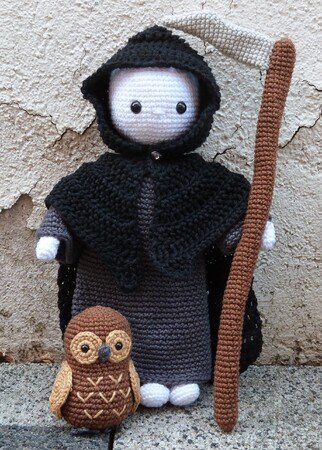 Crochet Pattern for left-handers: The Grim Reaper and his owl.