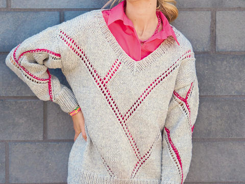 V-Ausschnittpulli in Hellgrau mit aufgehäkelten Konturen in Pink