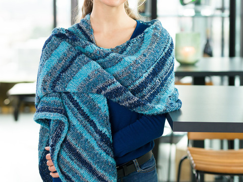 Dorisa - Dreiecktuch in blauem Farbverlauf