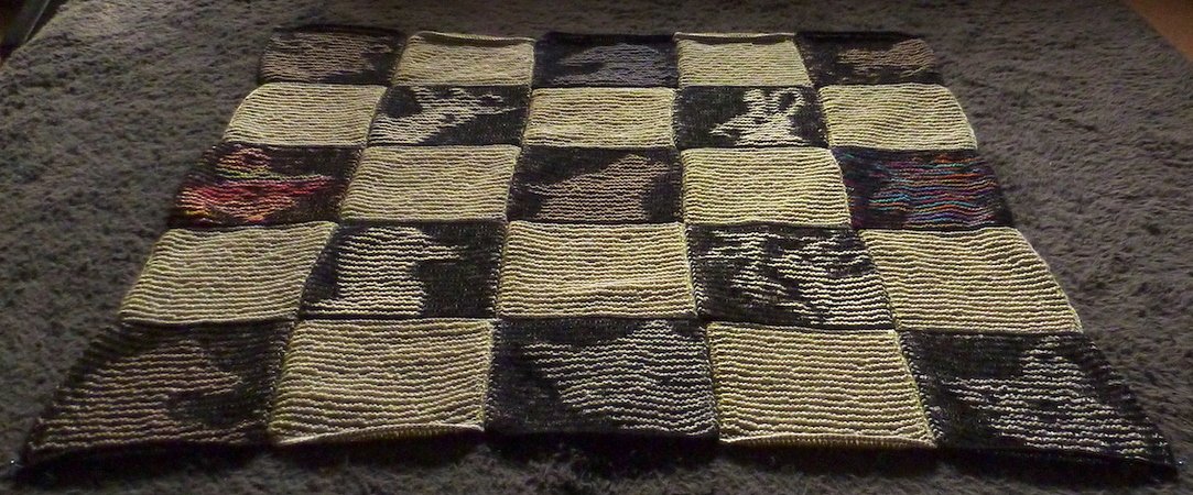 Tierversteck-Decke - Patchwork-Plaid mit elf Schattenstrickmotiven