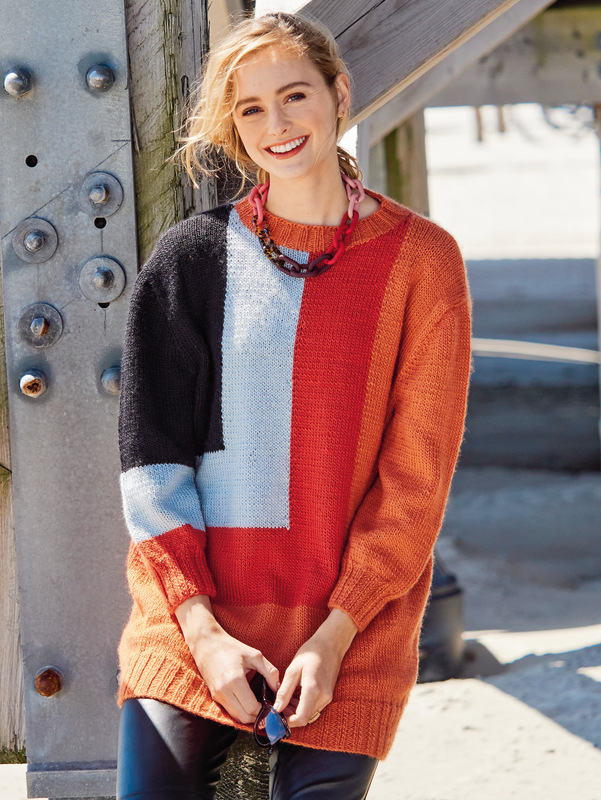 Langer Pullover mit farbigen Flächen in Orange, Hellrot, Schwarz und Hellgrau