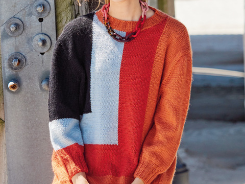 Langer Pullover mit farbigen Flächen in Orange, Hellrot, Schwarz und Hellgrau