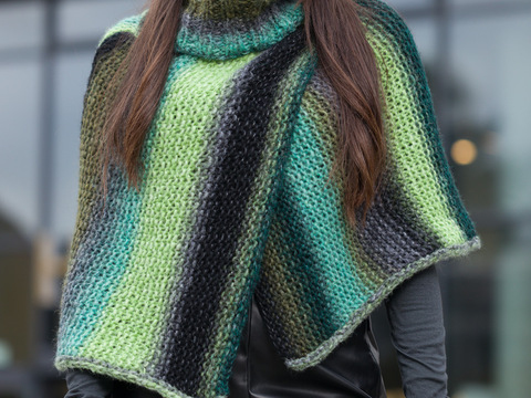 Leah - Kurzer Poncho in grünem Farbverlauf