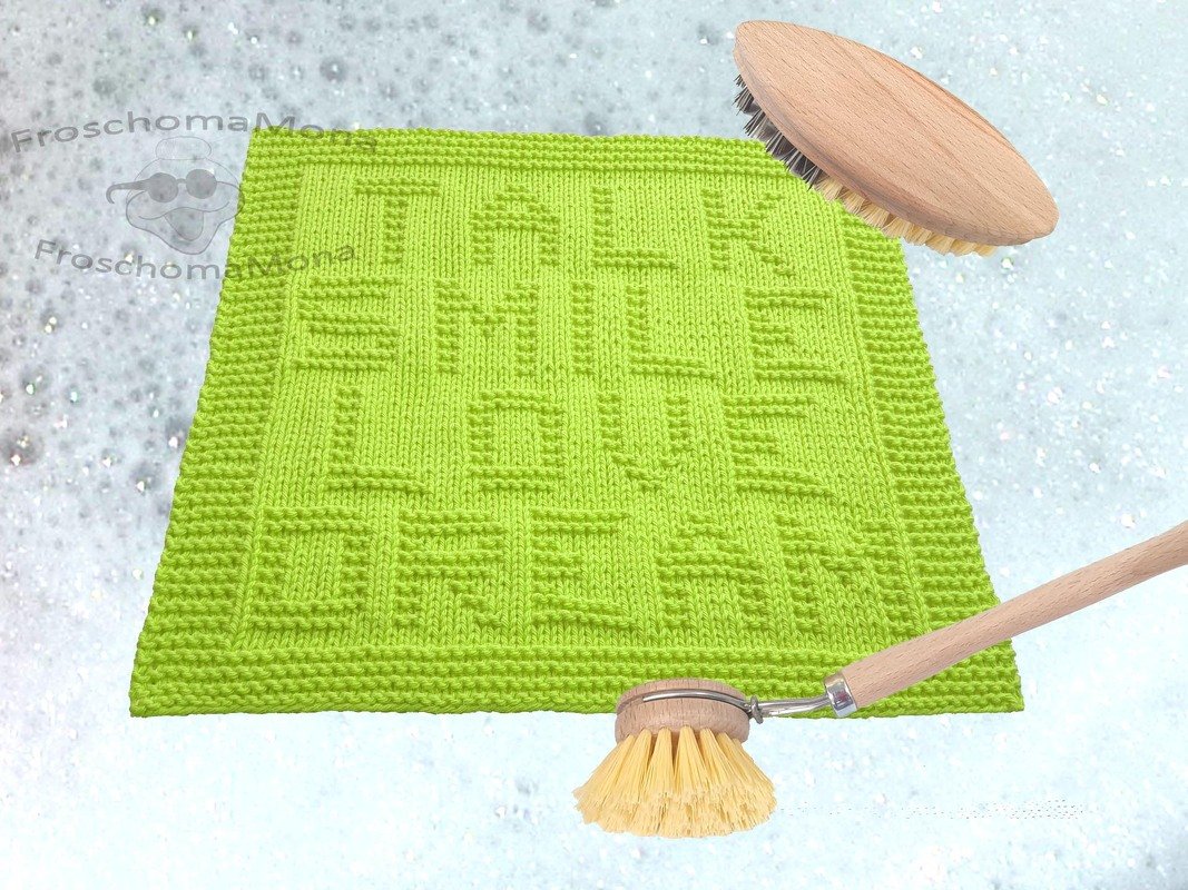 Quadratisches hellgrünes gestricktes Spültuch mit erhabenen Buchstaben und strukturierter Kante, dekorativ neben Holzspülbürsten