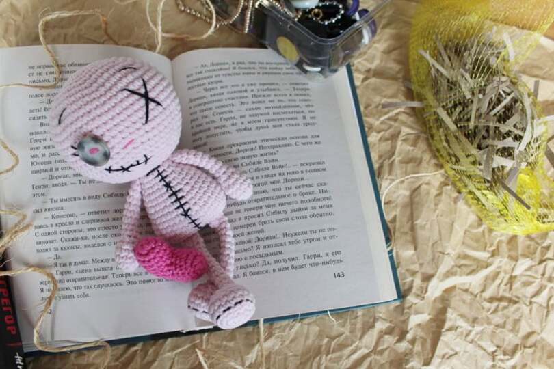 Cute love voodoo doll amigurumi pattern