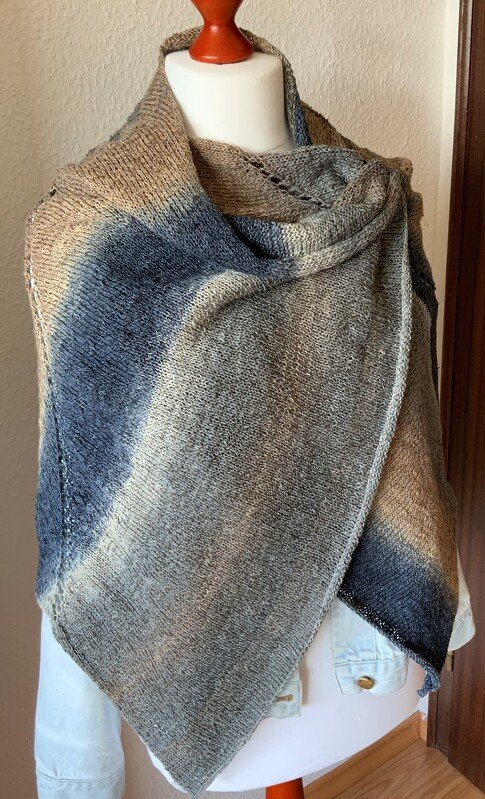 Gestricktes rechteckiges Tuch mit Farbverlauf in Beige, Grau und Blau auf einer Schaufensterpuppe