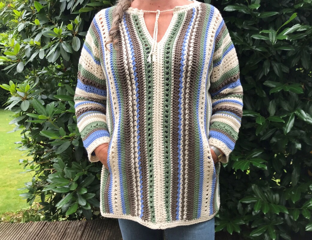 Gehäkelte, gestreifte Damenjacke mit V‑Ausschnitt und seitlichen Eingrifftaschen