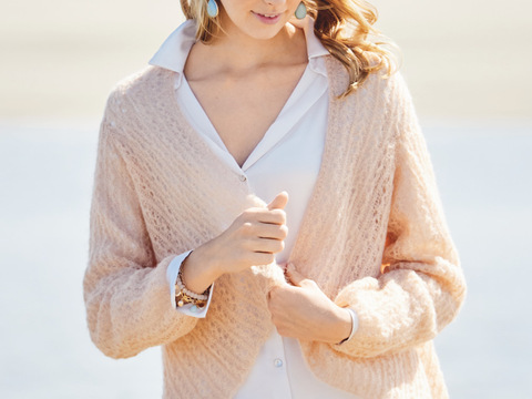 Pfirsichfarbene zarte Jacke mit Ajourmuster