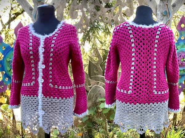 Zweifarbige gehäkelte Jacke mit Knopfleiste, Lochmuster und gezacktem Saum, Vorder- und Rückansicht