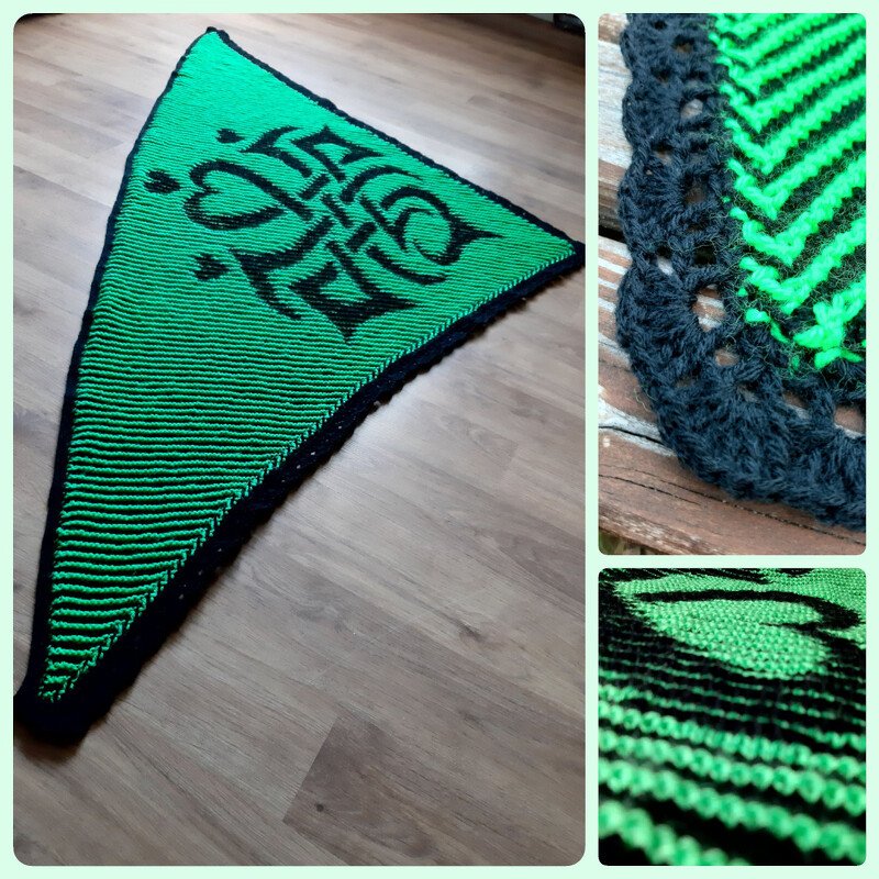 Grünes und schwarzes gestricktes Dreieckstuch mit keltischem Muster und gehäkeltem Rand