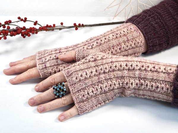 "Acorn Mitts", knitting pattern, 3 sizes
