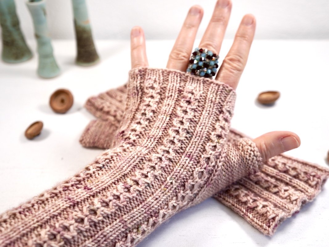 "Acorn Mitts", knitting pattern, 3 sizes