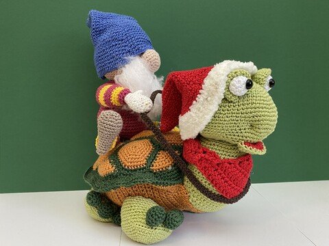 Häkelanleitung der Schildkröte Ottilia mit Wichtel