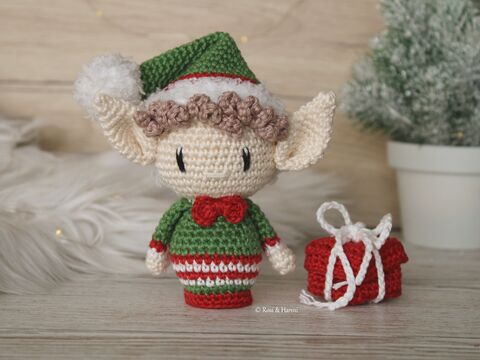 Häkelanleitung Weihnachtself Phil mit kleinem Geschenk