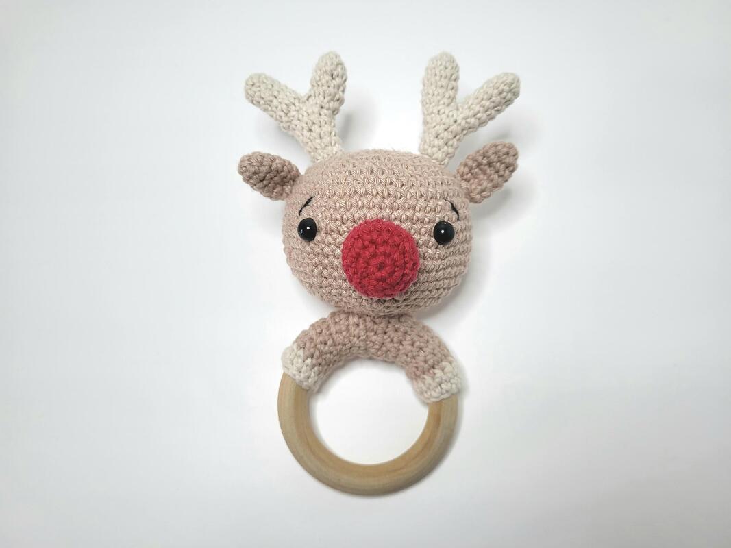 Gehäkelter Rentier-Greifring mit roter Nase und rundem Holzring