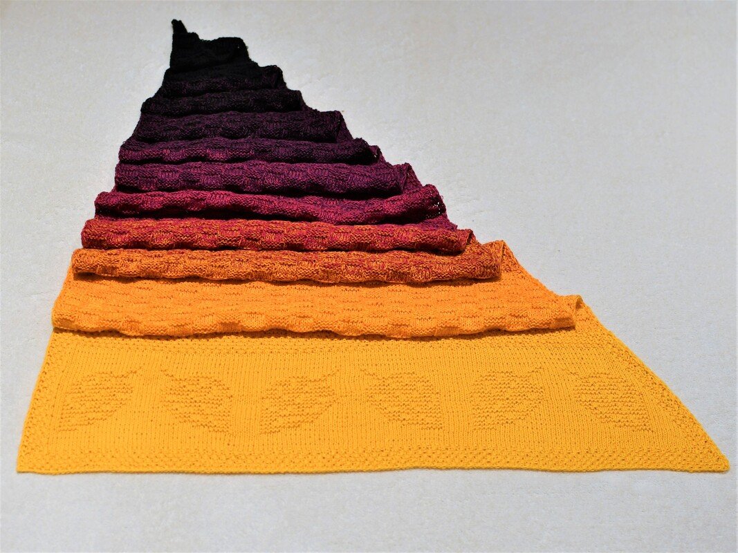 Gestricktes Dreieckstuch in Gelb-Orange-Purpur mit eingestrickten Herzen und quergerippten Streifen