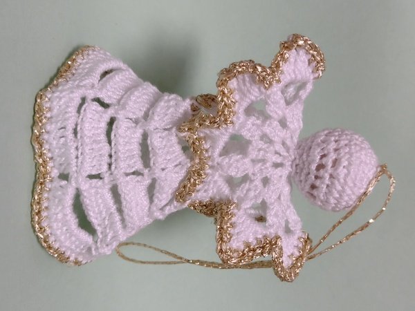 Gehäkeltes weißes Engel-Amigurumi mit goldener Umrandung und Aufhängekordel