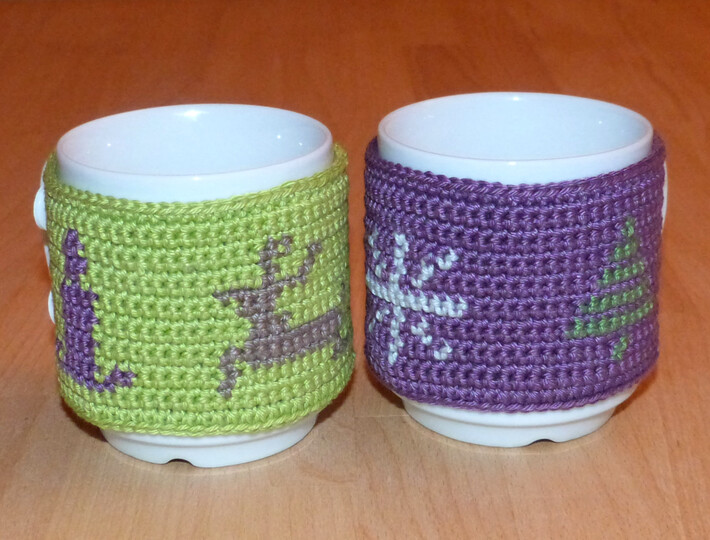 Häkelanleitung für Tassenwärmer mit 4 weihnachtlichen Motiven