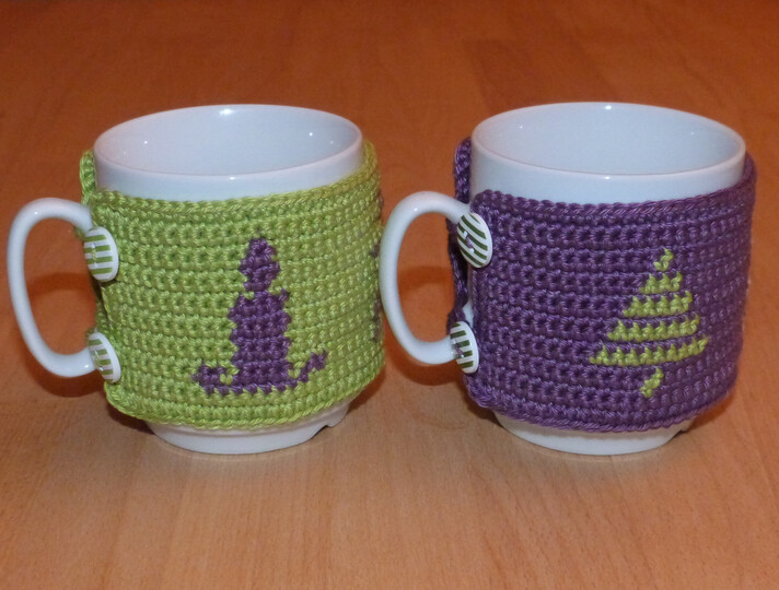 Häkelanleitung für Tassenwärmer mit 4 weihnachtlichen Motiven