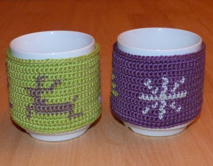 Häkelanleitung für Tassenwärmer mit 4 weihnachtlichen Motiven
