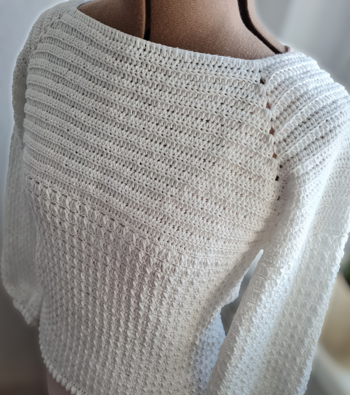 Weißer gehäkelter Damenpullover auf Schneiderpuppe, Rückenansicht mit unterschiedlichen Maschenmustern