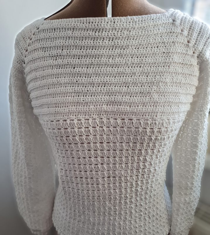 Weißer gehäkelter Damenpullover mit Rippen- und Waffelmuster auf Schneiderpuppe