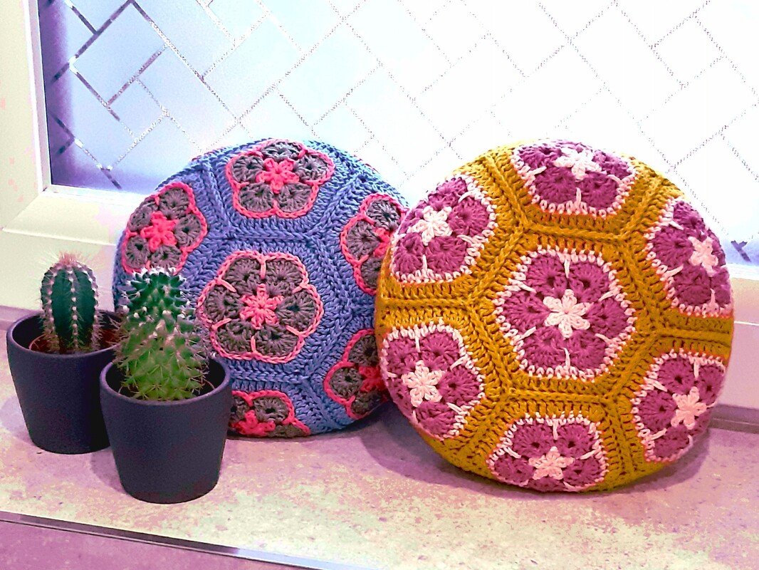 Crochet pattern for a small cushion with African Flowers as PDF size XS - Image 2