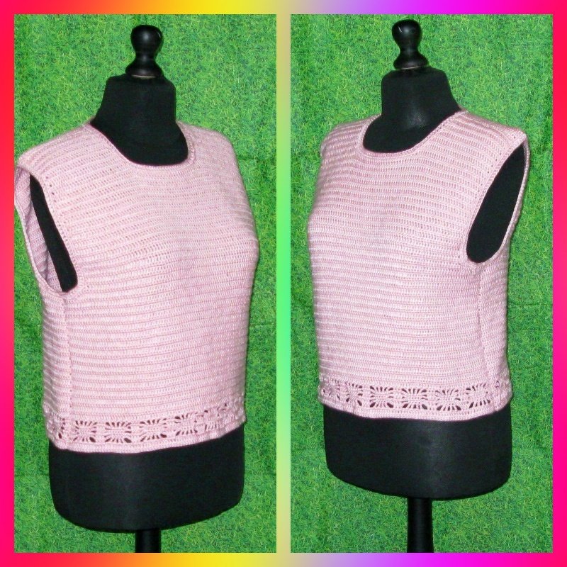 Zwei Ansichten eines rosafarbenen, ärmellosen Häkel-Tops auf einer Schneiderpuppe mit horizontaler Struktur und gemusterter Saumborte vor grünem Hintergrund.