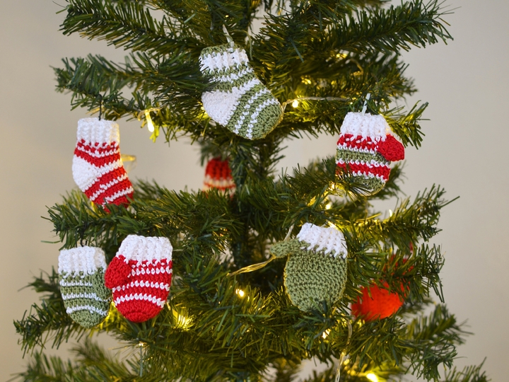 Christmas tree garland crochet pattern, baby socks mittens mantel decor