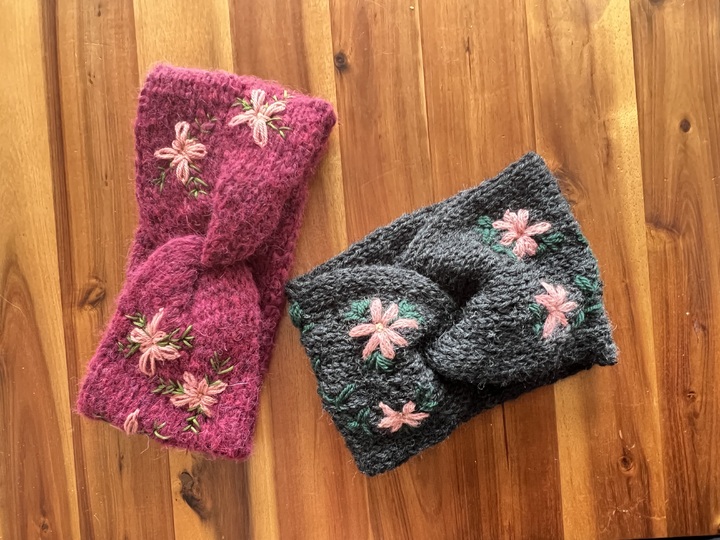 Doppelt gestricktes Stirnband mit Verknotung
