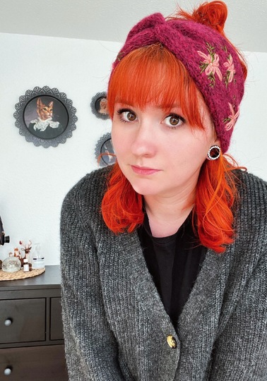 Doppelt gestricktes Stirnband mit Verknotung