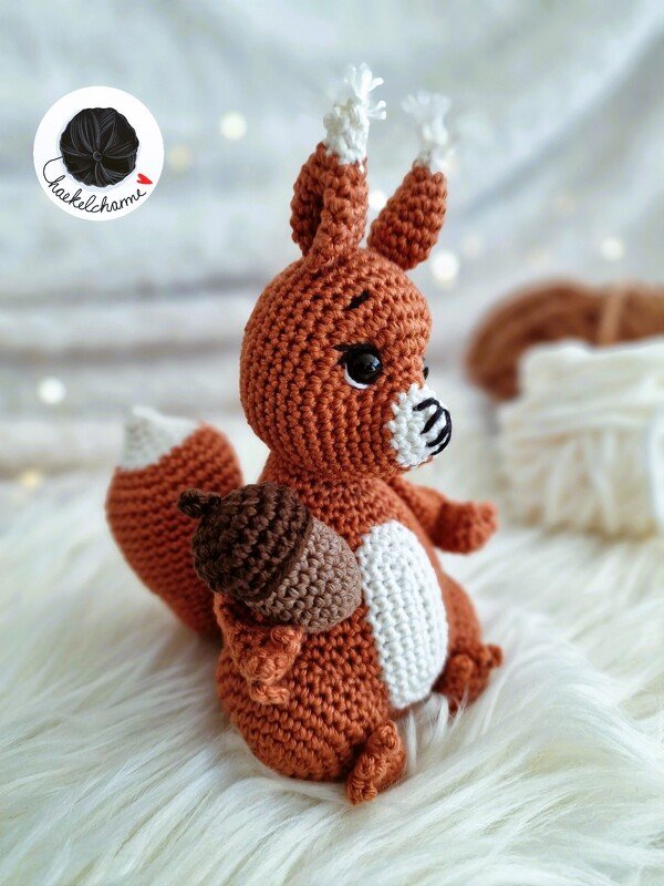 Gehäkeltes braunes Eichhörnchen-Amigurumi mit Eichel und weißer Brust