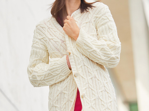 Lange weiße Jacke mit Aranmuster und Stirnband