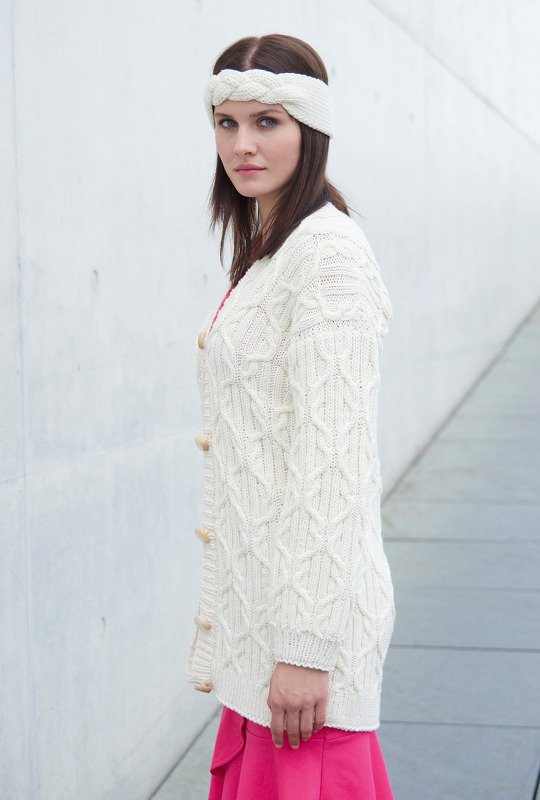 Lange weiße Jacke mit Aranmuster und Stirnband - Bild 5