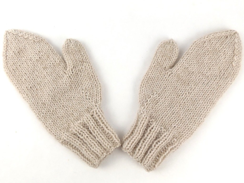 Paar Damenfäustlinge gestrickt, beige, mit sichtbarer Daumennaht